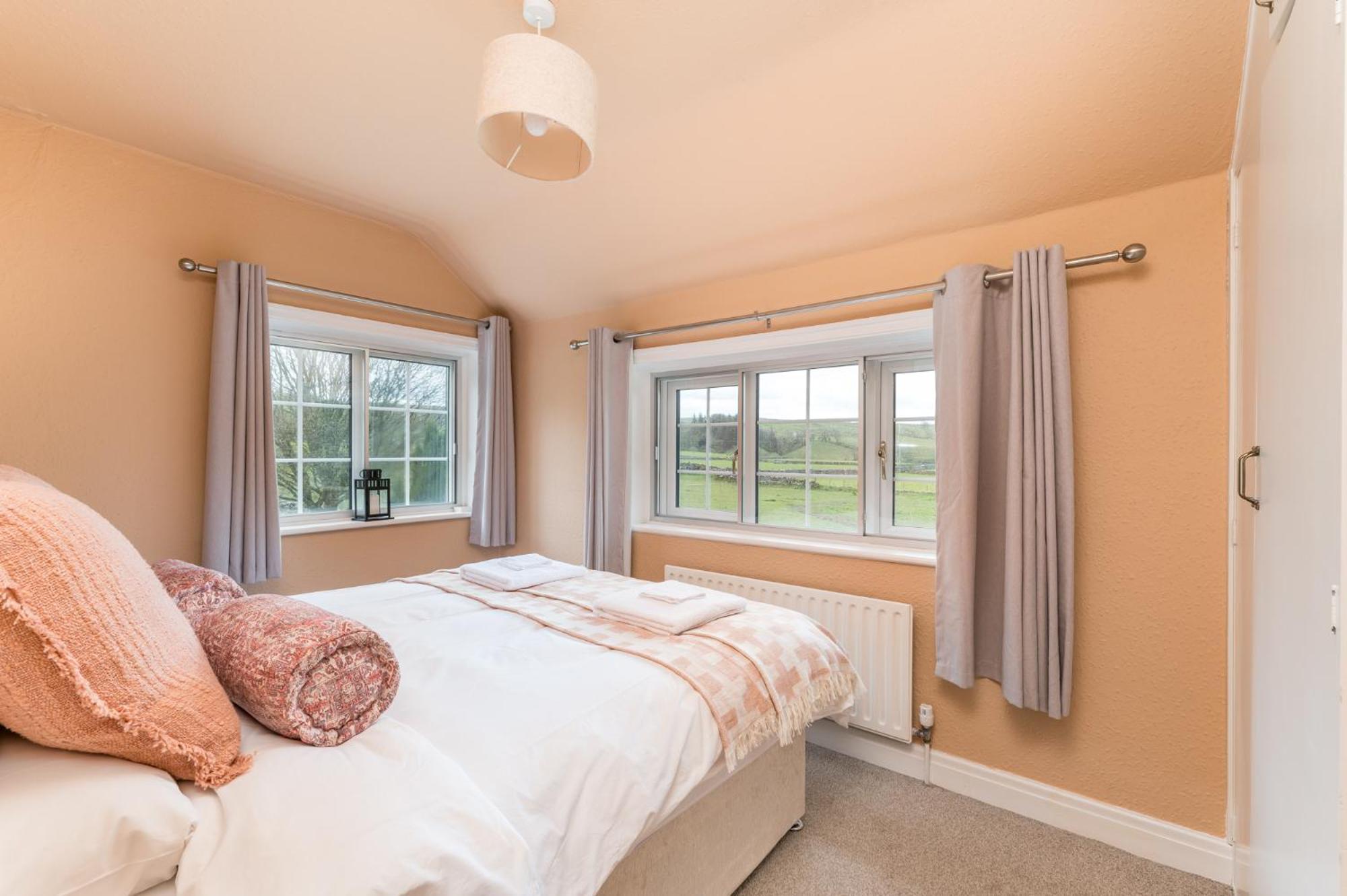 Central Malham Wellbeing Escape With Hot Tub Sleeps 8 エクステリア 写真