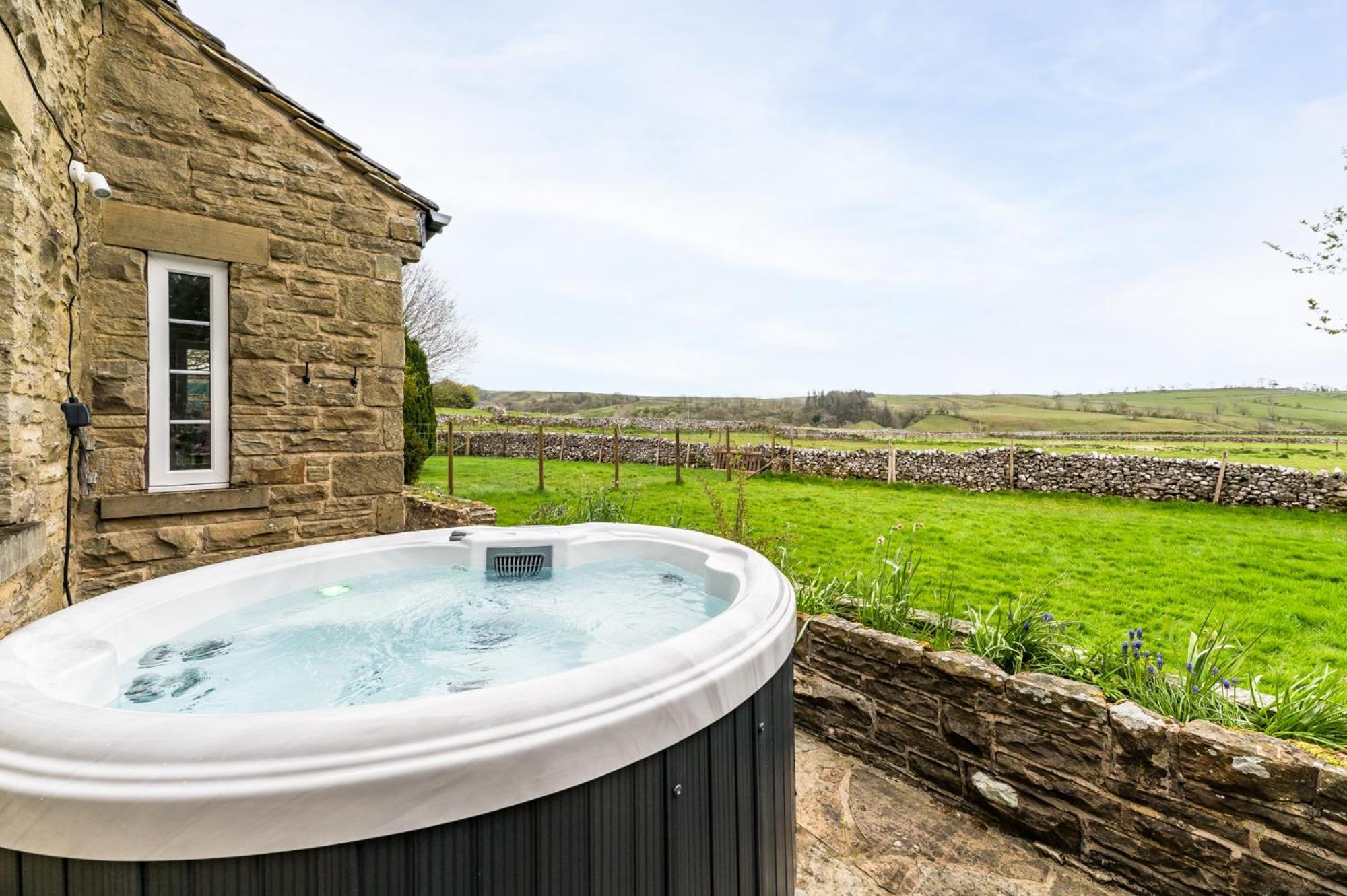 Central Malham Wellbeing Escape With Hot Tub Sleeps 8 エクステリア 写真