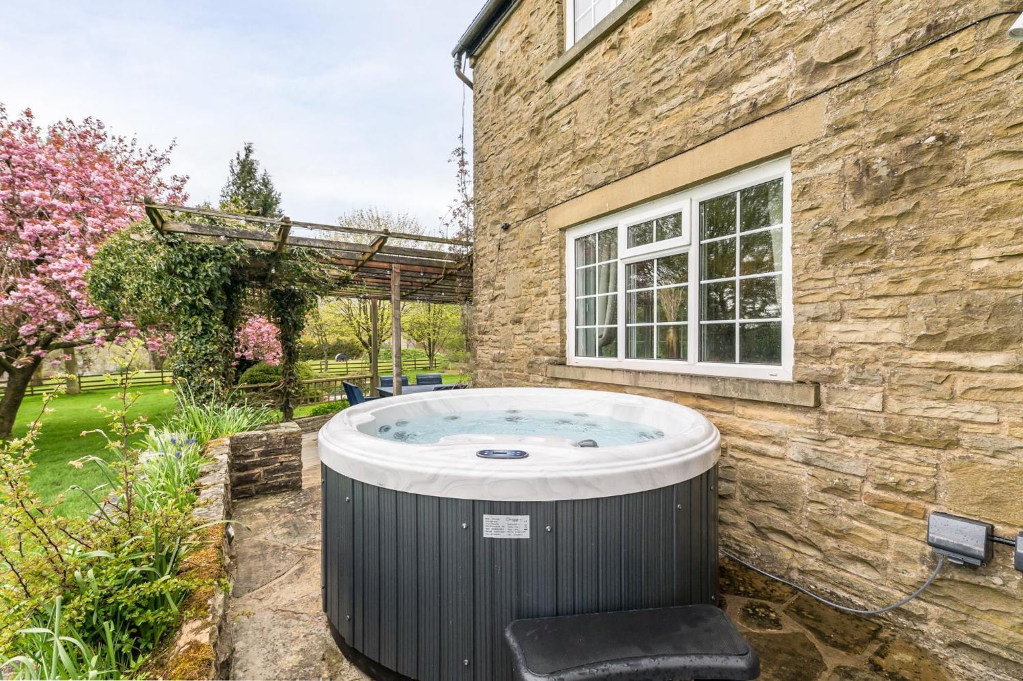 Central Malham Wellbeing Escape With Hot Tub Sleeps 8 エクステリア 写真
